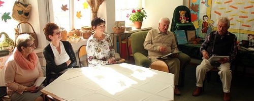 Czytanie z dziadkami na świetlicy w Siódemce